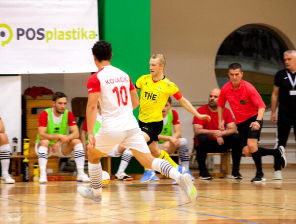 ČLANI REMIZIRALI Z EXTREMI